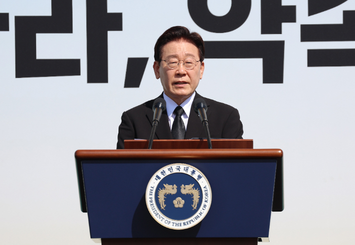 이재명 대통령이 16일 경기도 안산 화랑유원지에서 열린 세월호 참사 12주기 기억식에서 추도사를 하고 있다. 연합뉴스