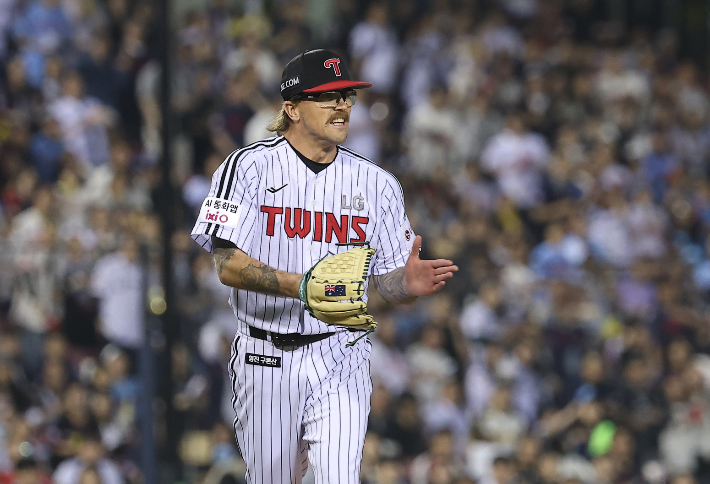 15일 서울 잠실야구장에서 열린 2026 KBO 프로야구 롯데 자이언츠와 LG 트윈스의 경기. 5회초 2사 3루 위기를 넘긴 LG 선발 투수 웰스가 더그아웃으로 향하며 기뻐하고 있다. 연합뉴스 