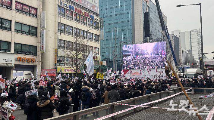 지난해 2월 15일 오후 광주 동구 금남로 5·18민주화운동 기록관 앞에 윤석열 대통령을 지지하고 탄핵을 반대하는 시민 수만 명이 모여 집회에 참석했다. 김수진 기자