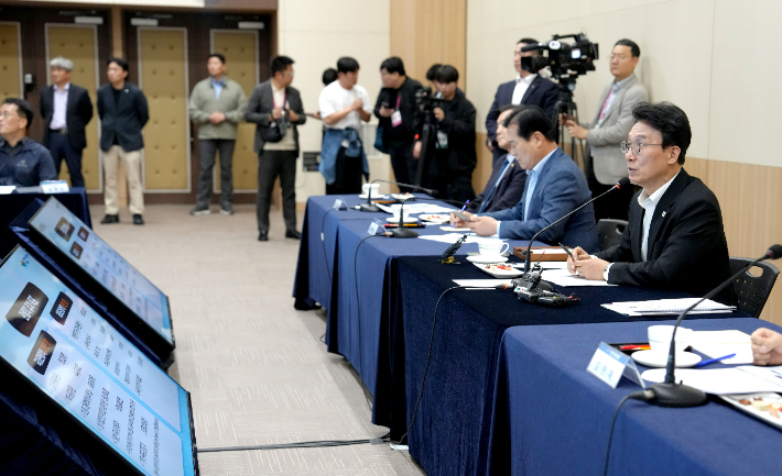 16일 여수엑스포기념관 그랜드홀서 김민석 국무총리 주재로 전라남도와 여수시, (재)2026여수세계섬박람회 조직위원회 관계자들이 참석한 가운데 '2026여수세계섬박람회' 준비상황 보고회가 개최됐다. 전라남도 제공