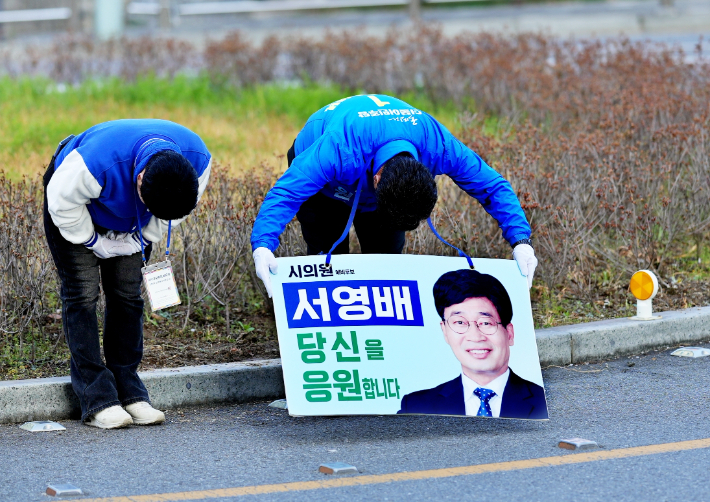 서영배 광양시의원이 선거 인사를 하고 있다. 서영배 제공 