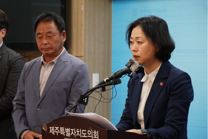 이승아 제주도의원 예비후보가 16일 도의회 도민카페에서 기자회견을 하고 있다. 제주CBS
