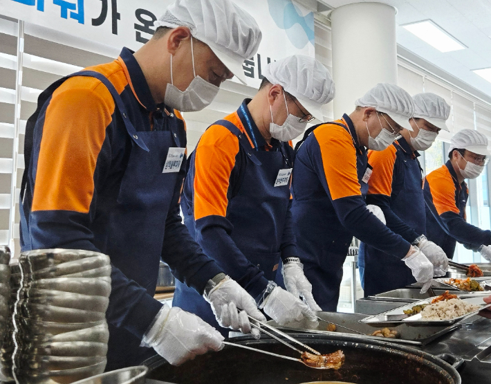 배식 봉사. 삼척블루파워 제공