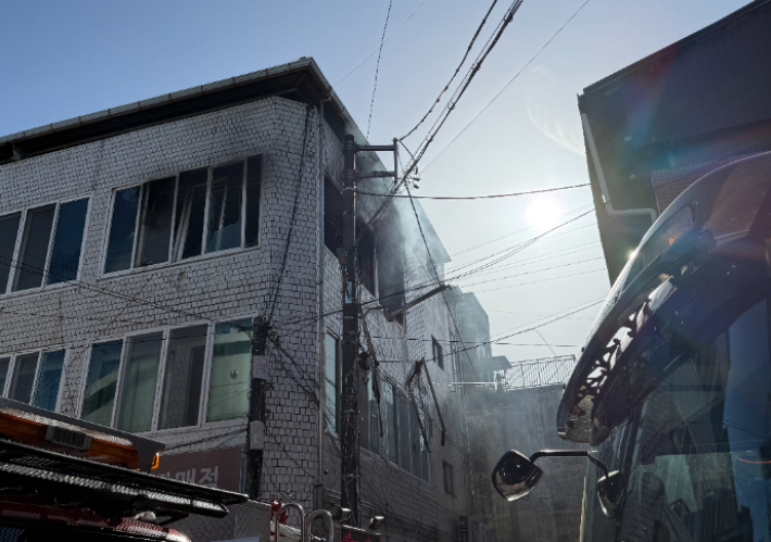 16일 오후 4시 6분쯤 경북 영천시 완산동의 상가주택에서 불이 났다. 경북소방본부 제공