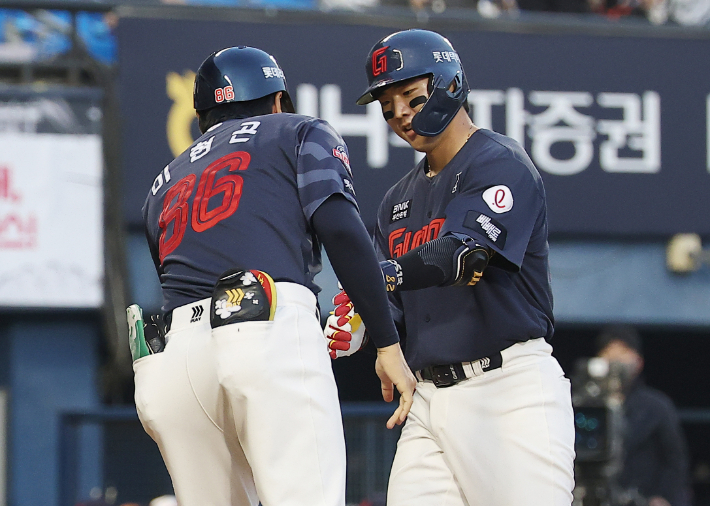 15일 서울 잠실야구장에서 열린 2026 KBO 프로야구 롯데 자이언츠와 LG 트윈스의 경기. 3회초 1사 롯데 손성빈이 솔로 홈런을 치고 홈으로 들어오고 있다. 연합뉴스 