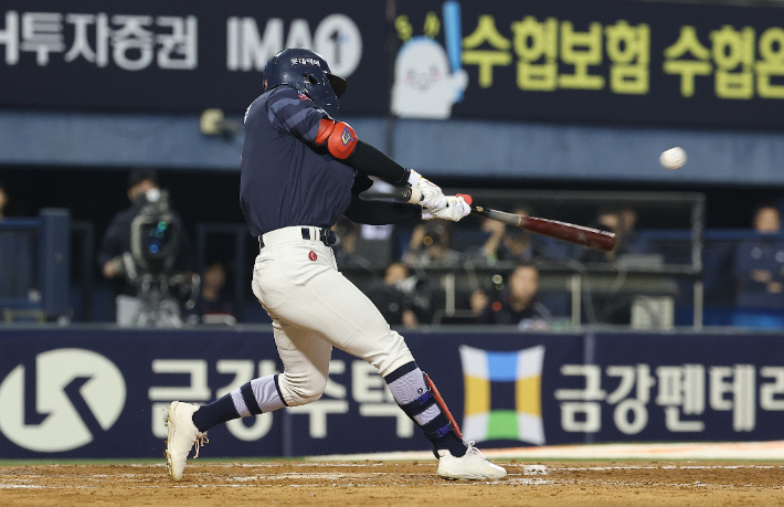 15일 서울 잠실야구장에서 열린 2026 KBO 프로야구 롯데 자이언츠와 LG 트윈스의 경기. 8회초 2사 1, 2루 롯데 장두성이 1타점 적시타를 치고 있다. 연합뉴스 