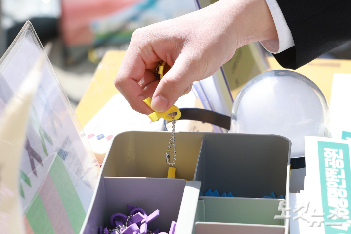 시민들이 노란 리본을 가져가고 있다. 류영주 기자