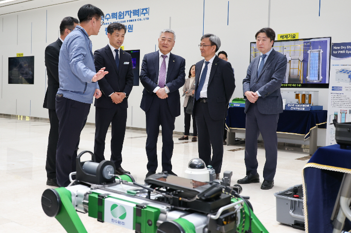김회천 한국수력원자력 사장(오른쪽 세번째)이 전시된 연구개발 성과물을 살펴보고 있다. 한수원 제공