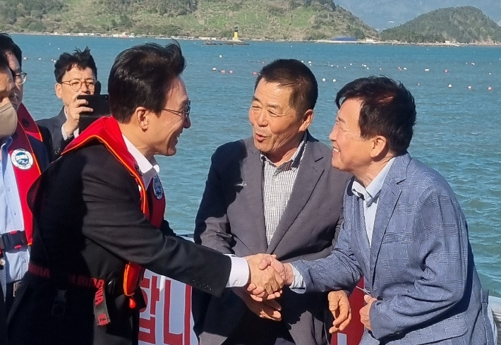 김민석(왼쪽) 국무총리와 더불어민주당 정기명(오른쪽) 전남 여수시장 예비후보가 악수를 하고 있다. 정기명 후보 제공   