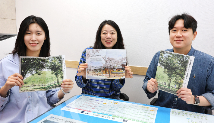 경주시청 공무원들이 시정소식지 '아름다운 경주이야기' 영문판을 선보이고 있다. 경주시 제공