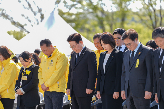 이재명 대통령과 김혜경 여사가 16일 경기도 안산 화랑유원지에서 열린 세월호 참사 12주기 기억식에 참석헸다. 4·16재단 제공