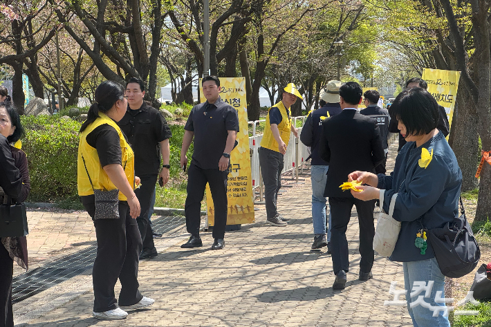 16일 경기도 안산 화랑유원지에서 열린 세월호 참사 12주기 기억식에 시민들이 입장하는 모습. 김수진 기자