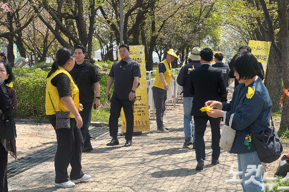 16일 경기도 안산 화랑유원지에서 열린 세월호 참사 12주기 기억식에 시민들이 입장하는 모습. 김수진 기자