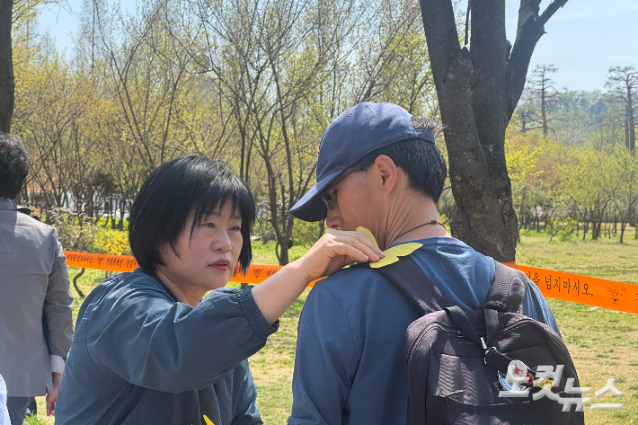 16일 경기도 안산 화랑유원지에서 열린 세월호 참사 12주기 기억식에 시민들에게 노란 나비를 붙여주는 안양 노란 리본 공작소 회원. 김수진 기자