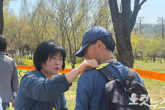16일 경기도 안산 화랑유원지에서 열린 세월호 참사 12주기 기억식에 시민들에게 노란 나비를 붙여주는 안양 노란 리본 공작소 회원. 김수진 기자