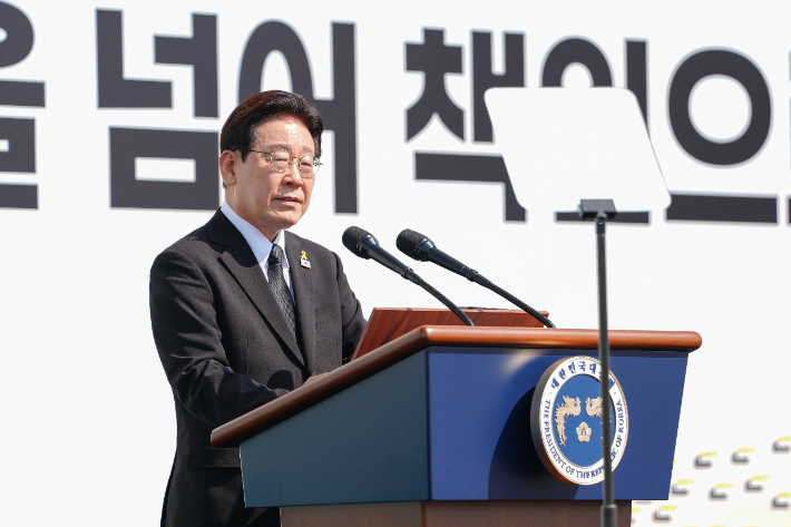 이재명 대통령이 16일 경기도 안산 화랑유원지에서 열린 세월호 참사 12주기 기억식에서 추도사를 하고 있다. 4·16재단 제공