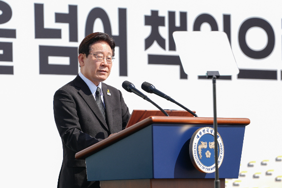 이재명 대통령이 16일 경기도 안산 화랑유원지에서 열린 세월호 참사 12주기 기억식에서 추도사를 하고 있다. 4·16재단 제공