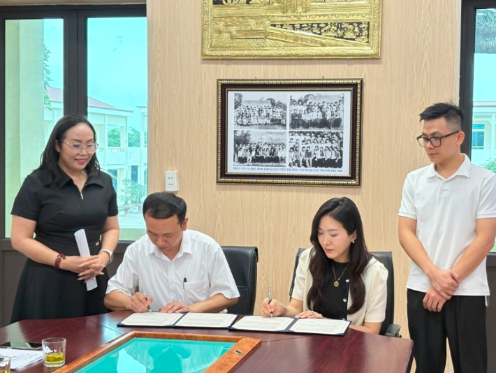 동국대 와이즈캠퍼스가 베트남 꽝쭝고등학교와 협력을 위한 협약을 체결하고 있다. 동국대 제공