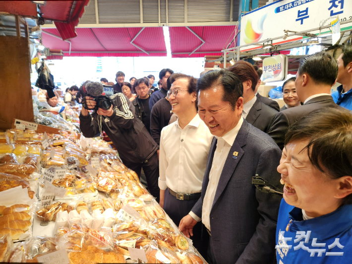 15일 부산 부전시장을 찾은 정청래 더불어민주당 대표와 전재수 부산시장 후보, 서은숙 부산진구청장 후보가 시장 상인과 인사하고 있다. 정혜린 기자