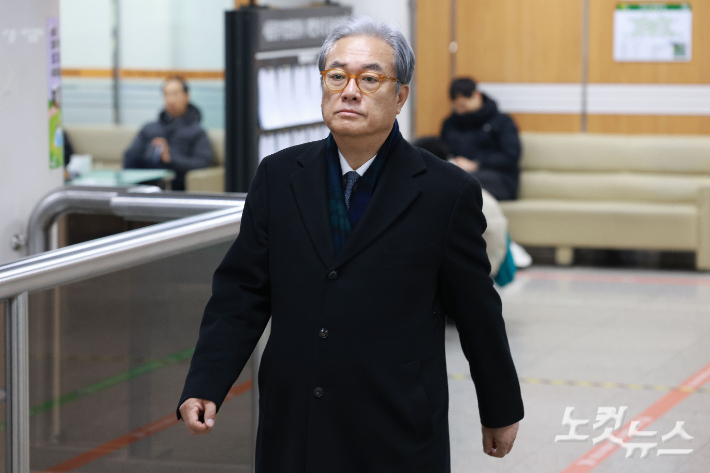 헌법재판관 미임명과 윤석열 전 대통령 측근인 이완규 후보자를 기습 지명하는데 관여한 혐의 등을 받는 정진석 전 대통령실 비서실장이 10일 오후 서울 서초구 서울중앙지법에서 열린 1심 첫 공판에 출석하고 있다. 류영주 기자