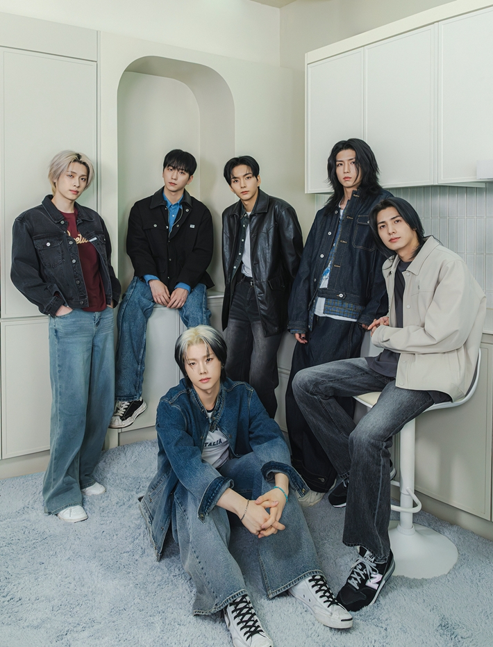 엑스디너리 히어로즈는 이번에도 수록곡 7곡 전 곡 크레딧에 이름을 올렸다. JYP엔터테인먼트 제공