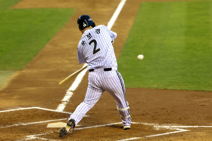 적시타를 때리는 LG 문보경. LG 