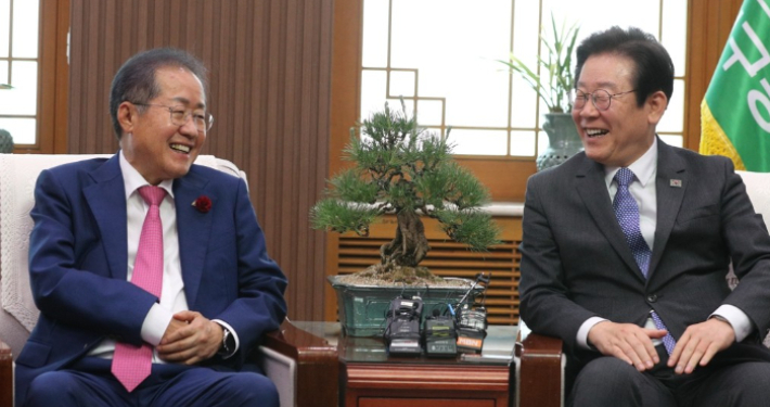 더불어민주당 이재명 대표가 10일 오후 대구시청 산격청사를 찾아 홍준표 대구시장과 면담하고 있다. 연합뉴스