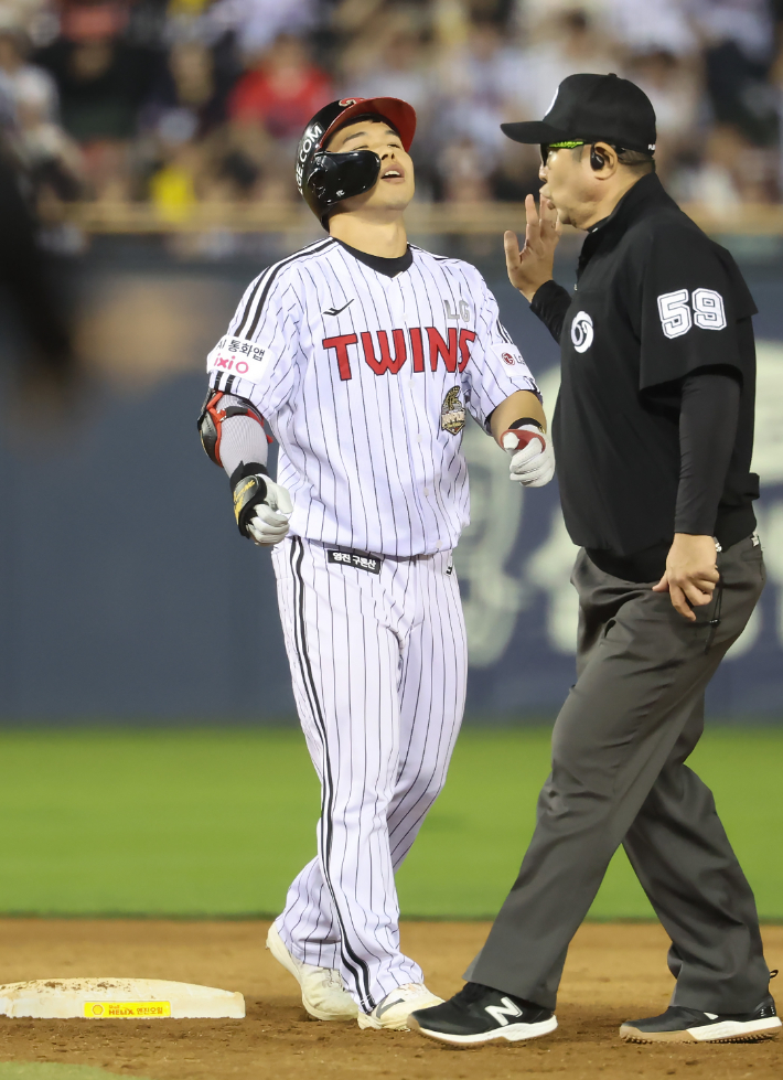 LG 문성주가 16일 롯데와 홈 경기에서 적시타를 때려낸 뒤 기뻐하고 있다. LG 