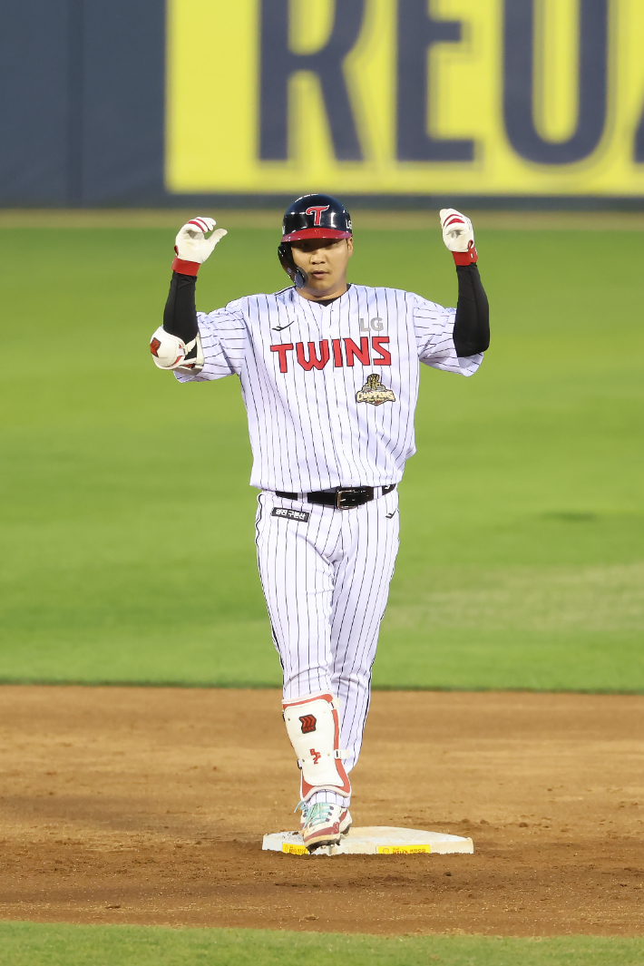 멀티 히트를 기록한 LG 문보경. LG 