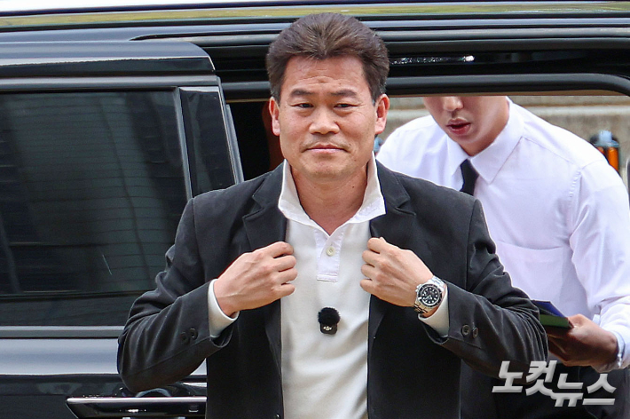 이재명 대통령과 개혁신당 이준석 대표의 명예를 훼손한 혐의를 받는 한국사 강사 출신 유튜버 유튜버 전한길(본명 전유관)씨가 16일 오전 서울 서초구 서울중앙지방법원에서 열린 영장실질심사(구속 전 피의자 심문)에 출석하고 있다. 류영주 기자