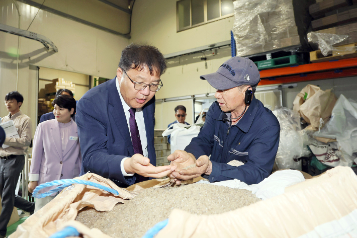 장금용 시장 권한대행이 생산 과정에 대한 설명을 듣고 있다. 창원시 제공