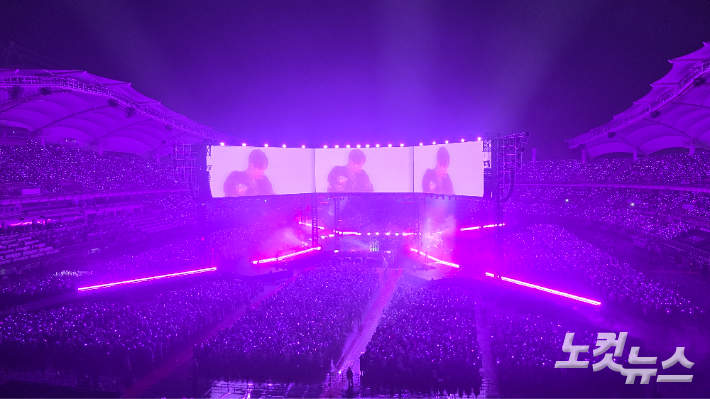 지난 9일 경기도 고양종합운동장 주경기장에서 열린 BTS 아리랑 월드투어의 첫 콘서트. 정재훈 기자