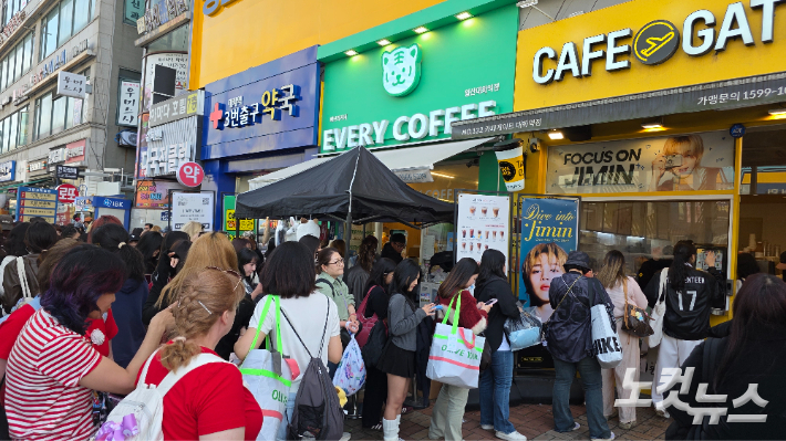 지난 12일 BTS 아리랑 월드투어 콘서트가 열린 고양종합운동장 주변 상가에서 BTS 펜들이 커피와 간식을 사려고 줄을 서 있다. 정재훈 기자 