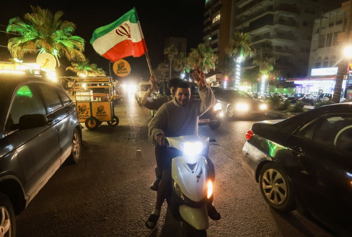 이스라엘과 레바논의 휴전이 발효된 후 한 시민이 오토바이로 레바논 시내를 달리며 휴전을 축하하고 있다. 연합뉴스