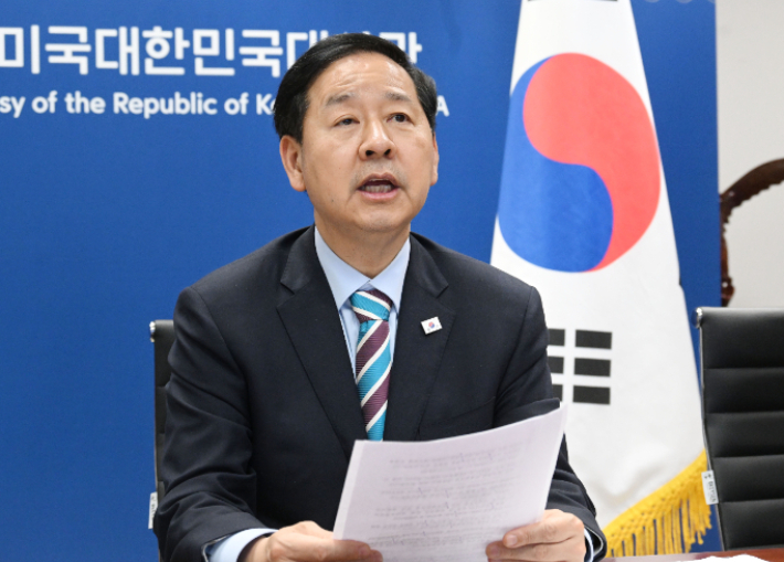 구윤철 부총리 겸 재정경제부 장관이 16일 저녁(현지시간) 주미국대한민국대사관에서 워싱턴-서울 간 영상으로 '비상경제본부회의'를 주재, 중동전쟁 관련 부처별 대응상황을 점검, 논의하고 있다. 재정경제부 제공