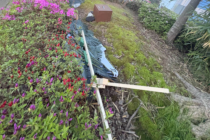 지난 16일 전북도청 앞에서 설치된 화환 몇 개가 쓰러져 있었다. 독자 제공