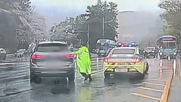 지난 4일 부산 북구 만덕1터널 앞 도로에서 음주·무면허 차량이 경찰 하차 요구를 무시한 채 달아나는 모습. 부산경찰청 제공