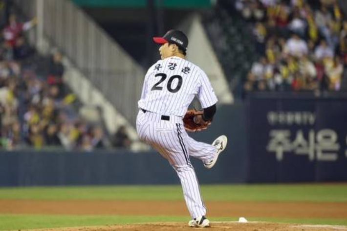 역동적인 투구 폼에서 나오는 뱀직구가 일품은 우강훈. LG 