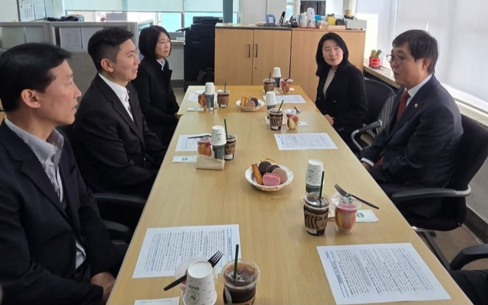 문화체육관광부 최휘영 장관(사진 오른쪽 가운데)이 지난 16일 체육회관에서 대한체육회 유승민 회장을 만나 체육 예산 후속 조치 등과 관련해 이야기를 나누고 있다. 유 회장 SNS 사진 캡처