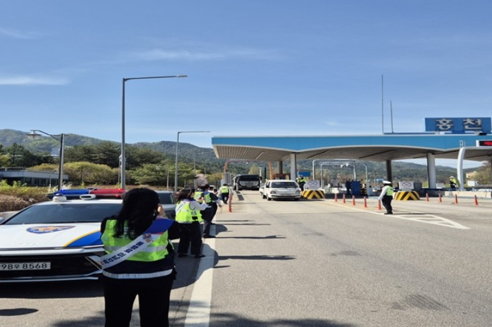 홍천 요금소에서 교통 과태료 등 일제 단속 실시하는 경찰. 강원경찰청 제공