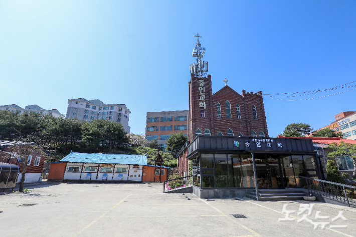 중인교회 현 예배당과 새잡리예배당 전경. 새잡리예배당은 세 번째 예배당 건축 당시 건물을 통째로 굴려 현재의 위치로 옮긴 것으로 전해진다. 최화랑 기자