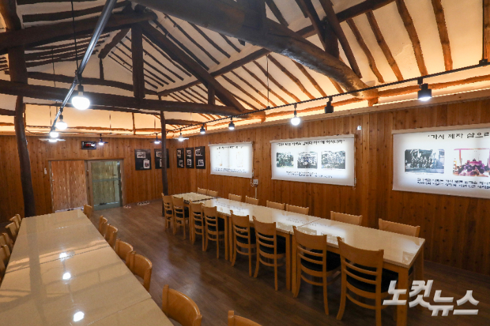 서까래 등 옛 구조가 그대로 보존된 중인교회 새잡리예배당 내부 모습. 최화랑 기자