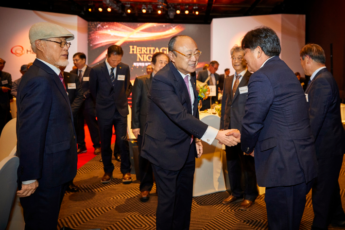 김승연 회장이 북일학원 개교 50주년을 맞아 교육 현장을 지켜온 퇴직 교사들을 초청해 감사의 뜻을 전했다. 한화그룹 제공