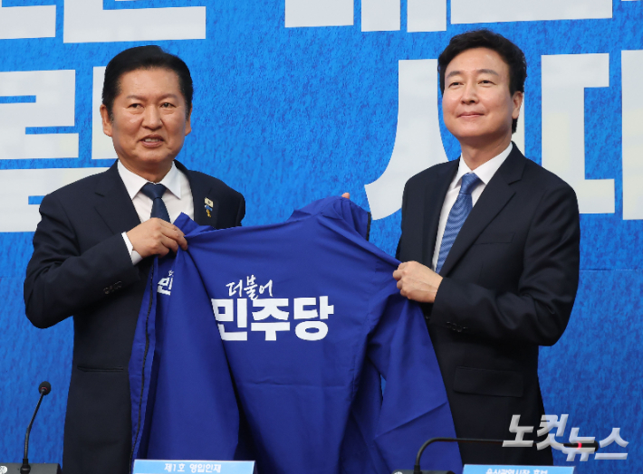 더불어민주당 정청래 대표가 17일 국회에서 열린 '1차 인재영입식'에서 전태진 변호사에게 당점퍼를 전달하고 있다. 울산 출신의 전 변호사는 김상욱 의원의 울산시장 출마로 국회의원 보궐 선거가 실시될 울산 남구갑에 투입된다. 황진환 기자