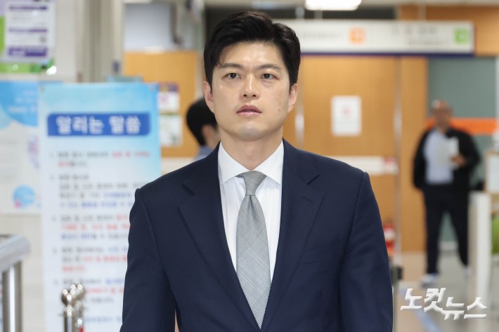 김용태 국민의힘 의원이 17일 오전 서울 서초구 서울중앙지방법원에서 열린 계엄 해제 표결 방해 혐의 관련 공판에 증인으로 출석하고 있다.