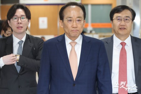 추경호 국민의힘 전 원내대표가 17일 오전 서울 서초구 서울중앙지방법원에서 열린 계엄 해제 표결 방해 혐의 관련 공판에 출석하고 있다.