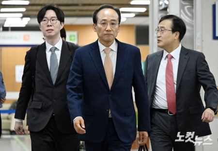 추경호 국민의힘 전 원내대표가 17일 오전 서울 서초구 서울중앙지방법원에서 열린 계엄 해제 표결 방해 혐의 관련 공판에 출석하고 있다.