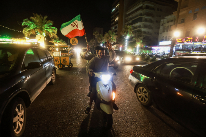 이스라엘과 레바논의 휴전이 발효된 후 한 시민이 오토바이로 레바논 시내를 달리며 휴전을 축하하고 있다. 연합뉴스