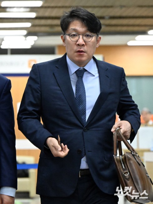 김상민 전 검사가 17일 오전 서울 서초구 서울중앙지방법원에서 열린 김건희 그림 청탁 혐의 관련 공판에 출석하고 있다.