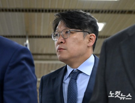 김상민 전 검사가 17일 오전 서울 서초구 서울중앙지방법원에서 열린 김건희 그림 청탁 혐의 관련 공판에 출석하고 있다.